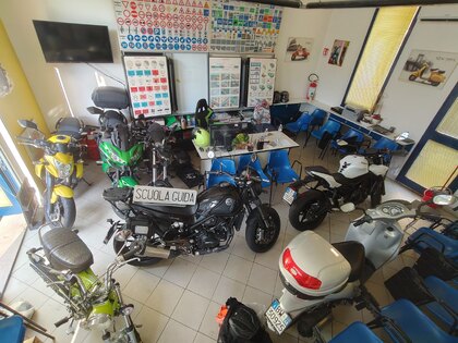 Interno dell’Autoscuola Eurodriver con i mezzi per le esercitazioni
